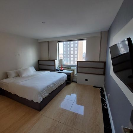 Mayfair Inn And Suites Нью-Йорк Экстерьер фото